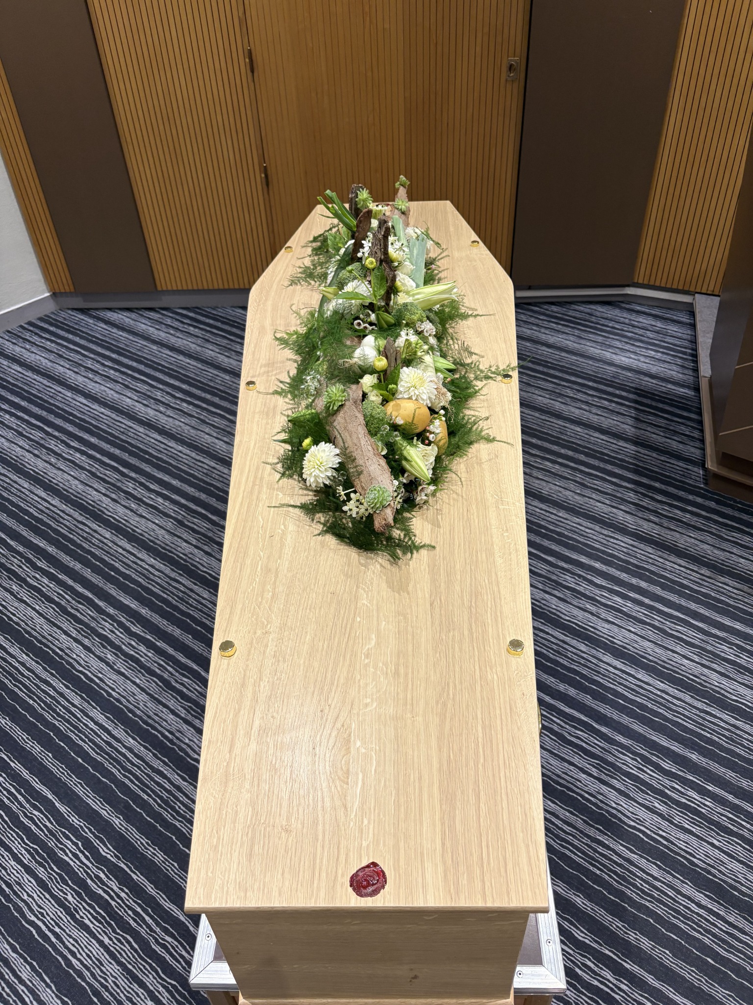 Un hommage fleuri, préparé avec attention