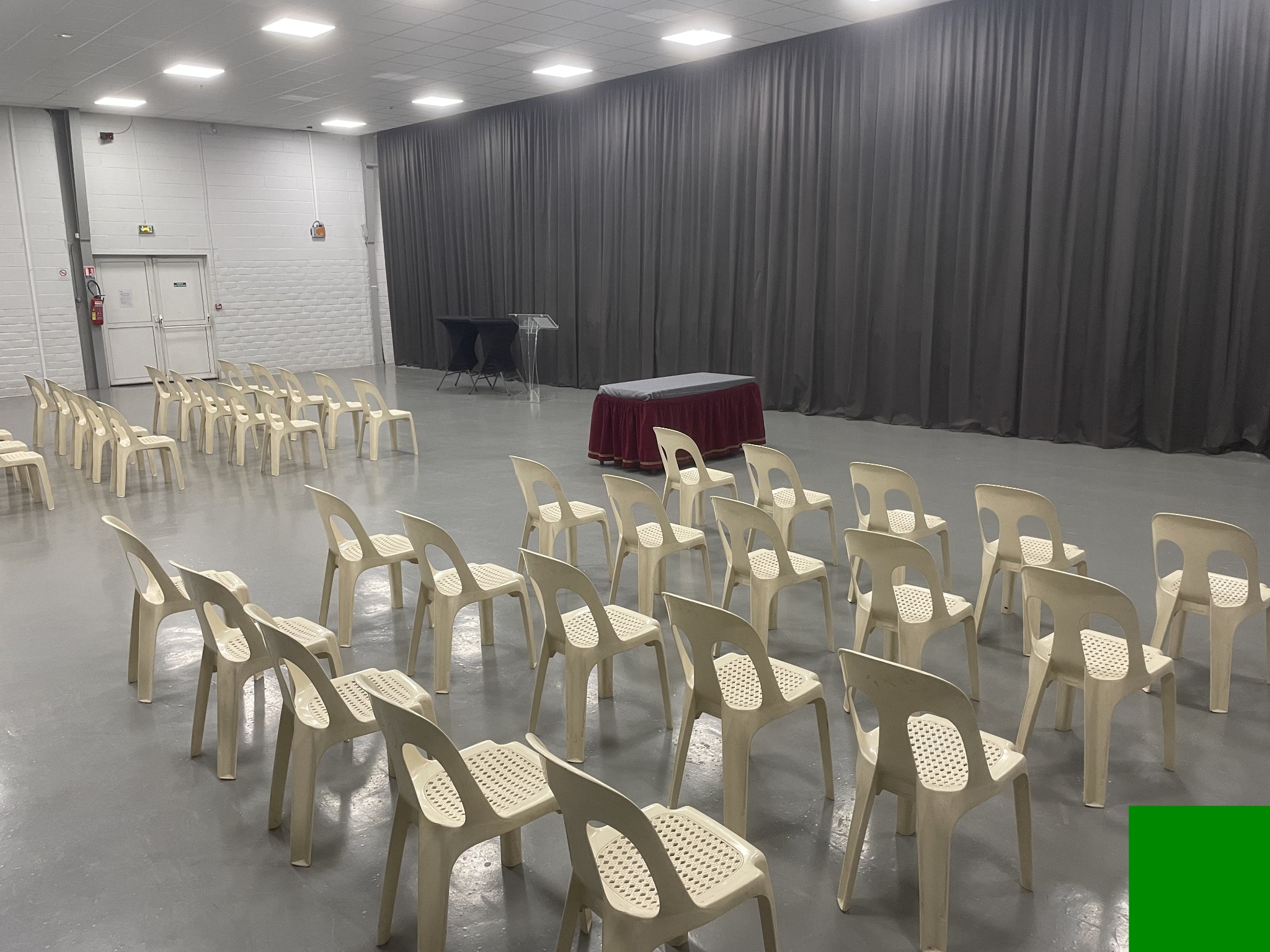 Une salle préparée pour accueillir les proches